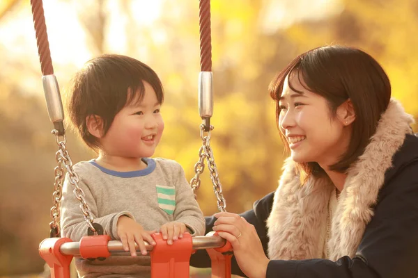 Χαριτωμένο Μικρό Ασιατικό Αγόρι Και Μαμά Του Στο Πάρκο — Φωτογραφία Αρχείου