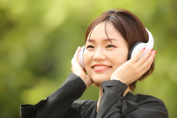 Retrato Mujer Asiática Joven Con Auriculares Parque —  Fotos de Stock