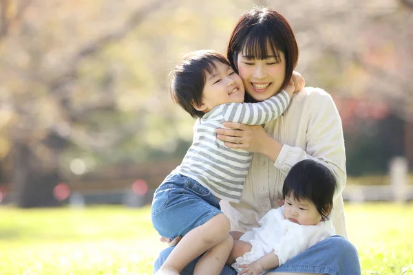 Les Enfants Asiatiques Avec Leur Mère Dans Parc — Photo