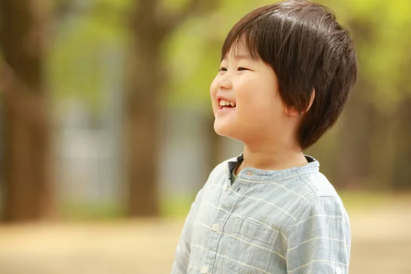 Parkta Yürüyen Sevimli Mutlu Çocuk — Stok fotoğraf