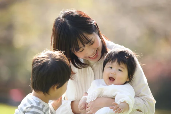 Asiatische Kinder Mit Ihrer Mutter Park — Stockfoto
