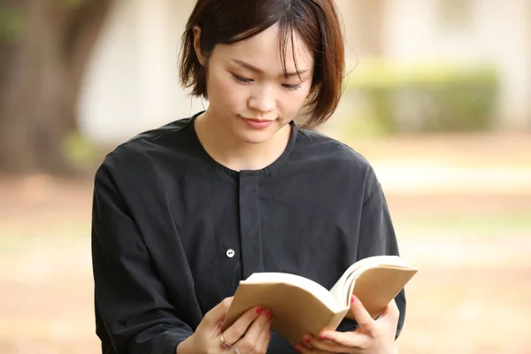 Портрет Молодой Азиатки Читающей Книгу Парке — стоковое фото