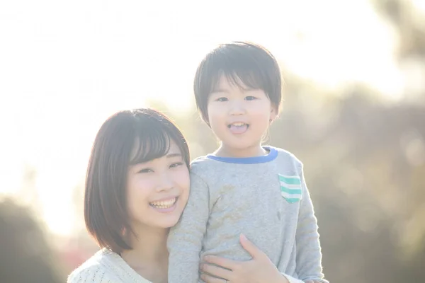 かわいいアジア系の男の子と公園の彼のお母さん — ストック写真
