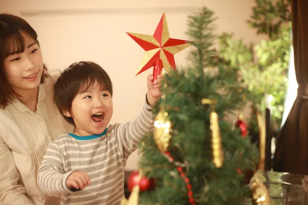 Ásia Mãe Ela Filho Decoração Natal Árvore — Fotografia de Stock