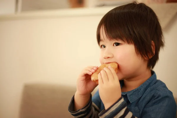 Lindo Niño Comiendo Donut Casa — Foto de Stock