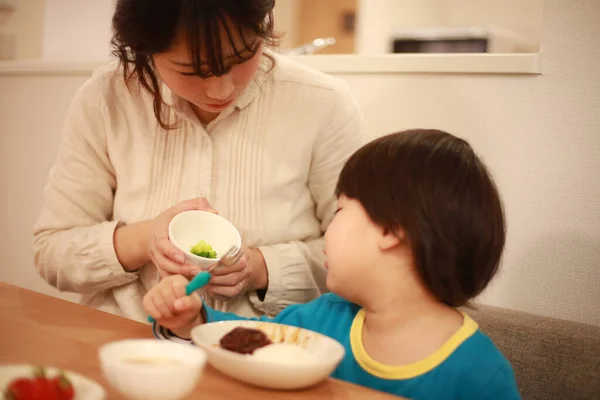 Genç Japon Kadın Oğlu Için Lezzetli Bir Yemek Pişirdi — Stok fotoğraf