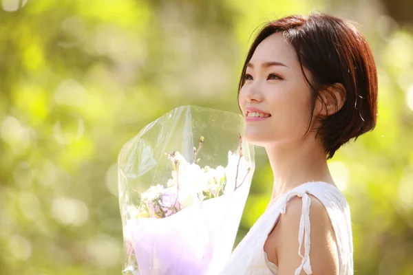 Porträtt Vacker Ung Asiatisk Kvinna Med Blommor Parken — Stockfoto