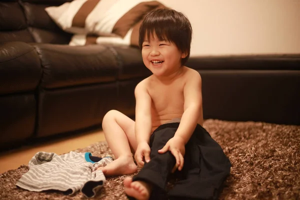 Маленький Мальчик Снимает Свою Одежду — стоковое фото