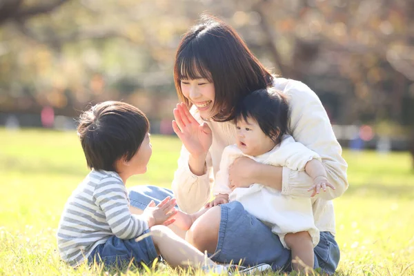 Aziatische Kinderen Met Hun Moeder Het Park — Stockfoto