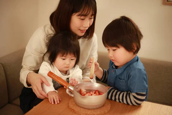 딸기와 요리하는 아시아인 여자와 어린이들 — 스톡 사진