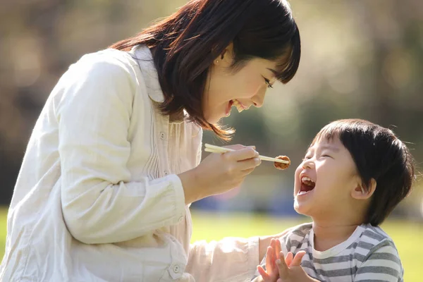 Asiatique Mère Avoir Déjeuner Avec Son Fils Dans Parc — Photo