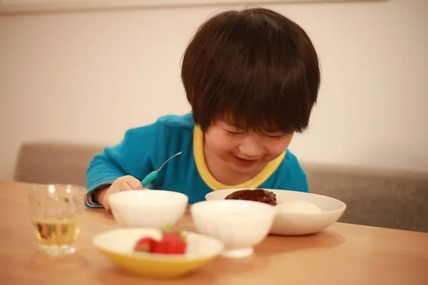 Niño Pequeño Comiendo Sabrosa Comida Casa —  Fotos de Stock