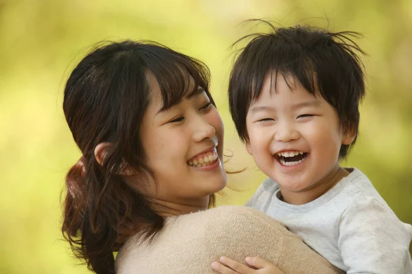 Porträt Einer Asiatischen Mutter Mit Kleinem Sohn — Stockfoto