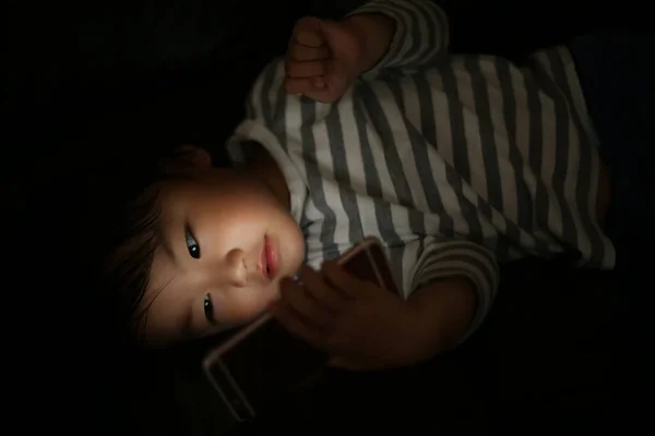 Malý Chlapec Pomocí Smartphonu Noci — Stock fotografie