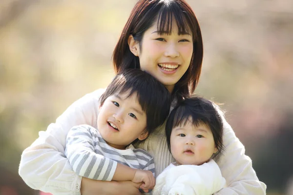 Copii Asiatici Mama Lor Parc — Fotografie, imagine de stoc