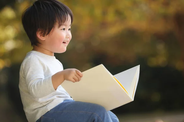 Lindo Bebé Niño Parque Con Libro — Foto de Stock