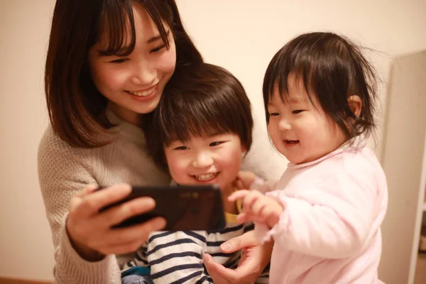 Felice Famiglia Asiatica Utilizzando Telefono Cellulare Guardare Spettacoli Televisivi — Foto Stock