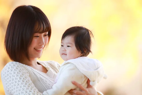 Portret Jong Aziatisch Vrouw Met Haar Dochter Park — Stockfoto