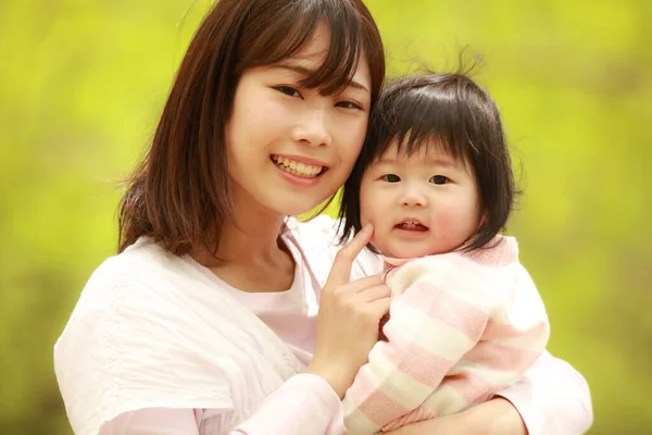 Mignonne Petite Fille Asiatique Mère Dans Parc — Photo