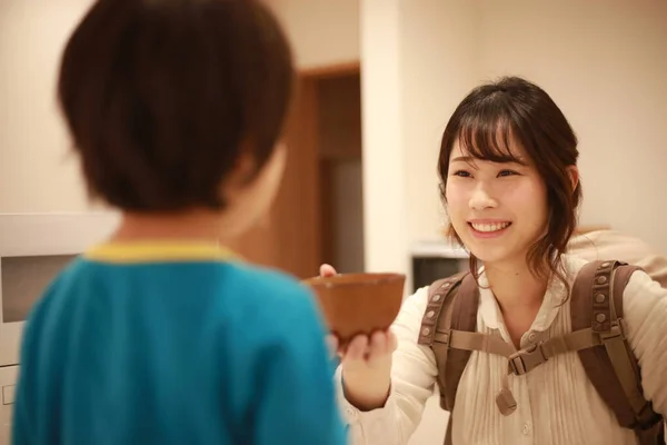 Jovem Mulher Japonesa Cozinhou Delicioso Almoço Para Seu Filho — Fotografia de Stock