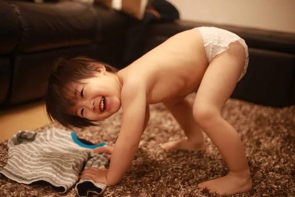 Mały Chłopiec Biorąc Jego Ubrania — Zdjęcie stockowe