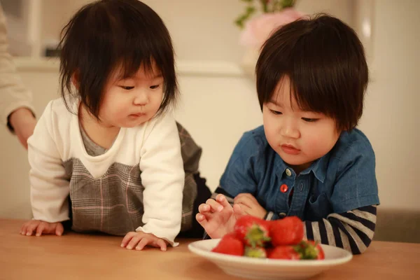 Asyalı Çocuk Mutfakta Sebze Yiyor — Stok fotoğraf