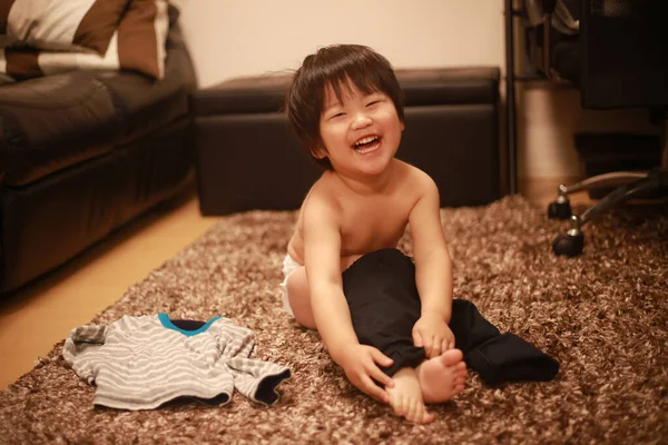 Маленький Хлопчик Бере Свій Одяг — стокове фото