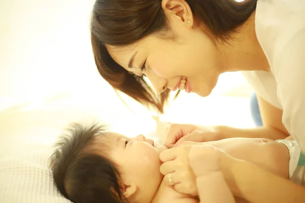 Jovem Mulher Asiática Com Seu Bebê — Fotografia de Stock
