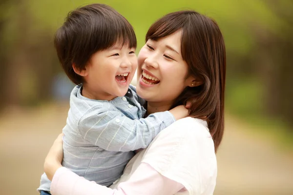 Jung Asiatisch Mutter Mit Sie Klein Sohn Having Spaß Die — Stockfoto