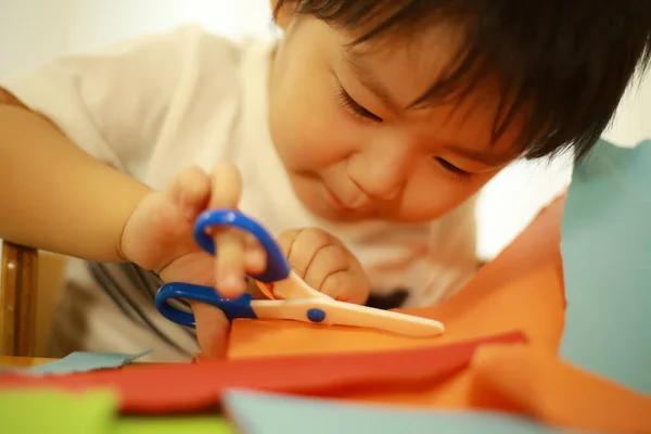 Aziatische Baby Jongen Spelen Met Schaar — Stockfoto