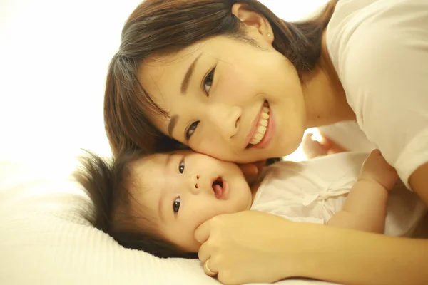 Jeune Femme Asiatique Avec Son Bébé — Photo