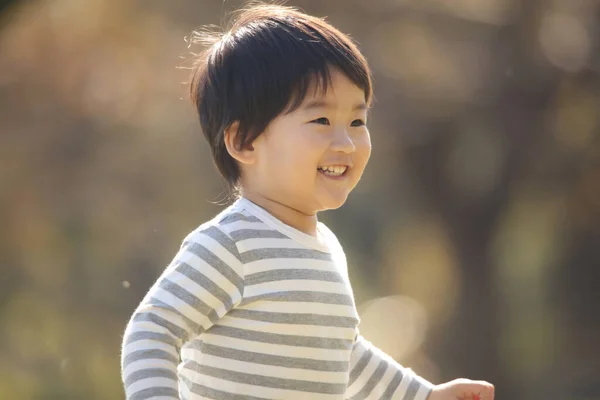 かわいい男の子が遊び場で遊んでいる — ストック写真