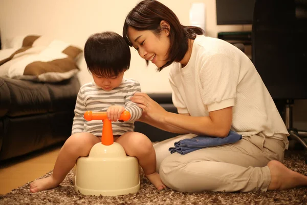 Asya anne oğlu ile oynamak