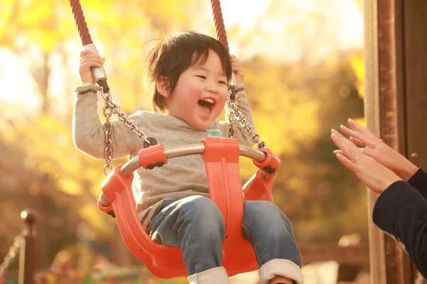 Platformda oynayan mutlu küçük çocuğun portresi