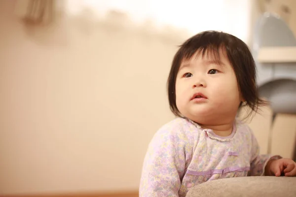 Schattig Aziatisch Baby Meisje Verblijf Buurt Van Bank Thuis — Stockfoto
