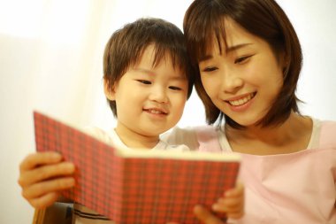 Genç Asyalı anne ve oğlu.