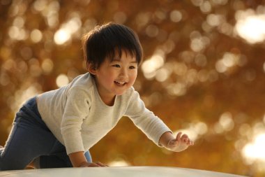 Parktaki küçük Asyalı çocuk.