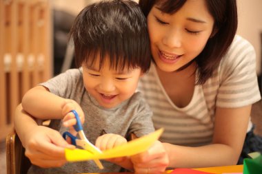 Asya anne oğlu ile oynamak