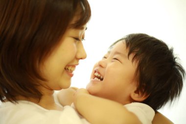 Genç Asyalı anne ve oğlu.