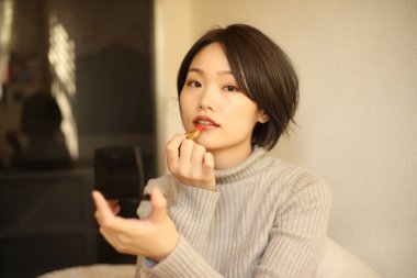 Makyaj yapan güzel bir kadının portresi.