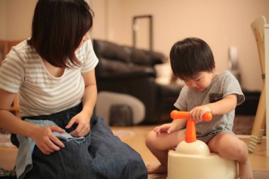 Genç Asyalı anne ve oğlu.