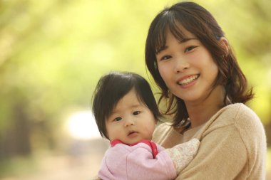 Asyalı anne ve kızı dışarıda.