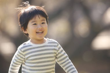 Oyun parkında oynayan sevimli erkek bebek.