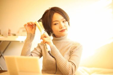 Saçlarını kıvıran güzel bir kız