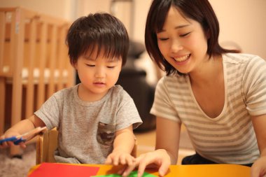 Asya anne oğlu ile oynamak