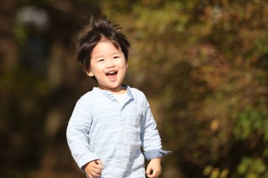 Parktaki küçük Asyalı çocuk.