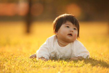 Parkta oynayan tatlı küçük kız.