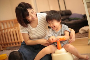 Asya anne oğlu ile oynamak