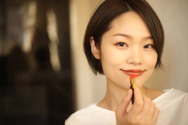 Makyaj yapan güzel bir kadının portresi.