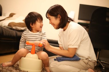 Asya anne oğlu ile oynamak